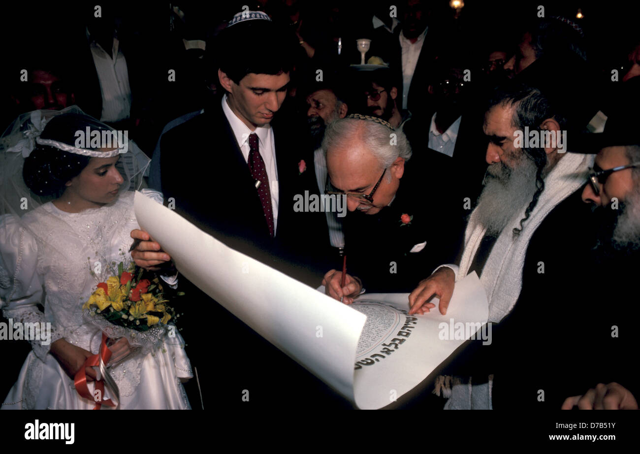 Testimonianza di firmare il Ketubah durante il matrimonio ebraico Foto Stock