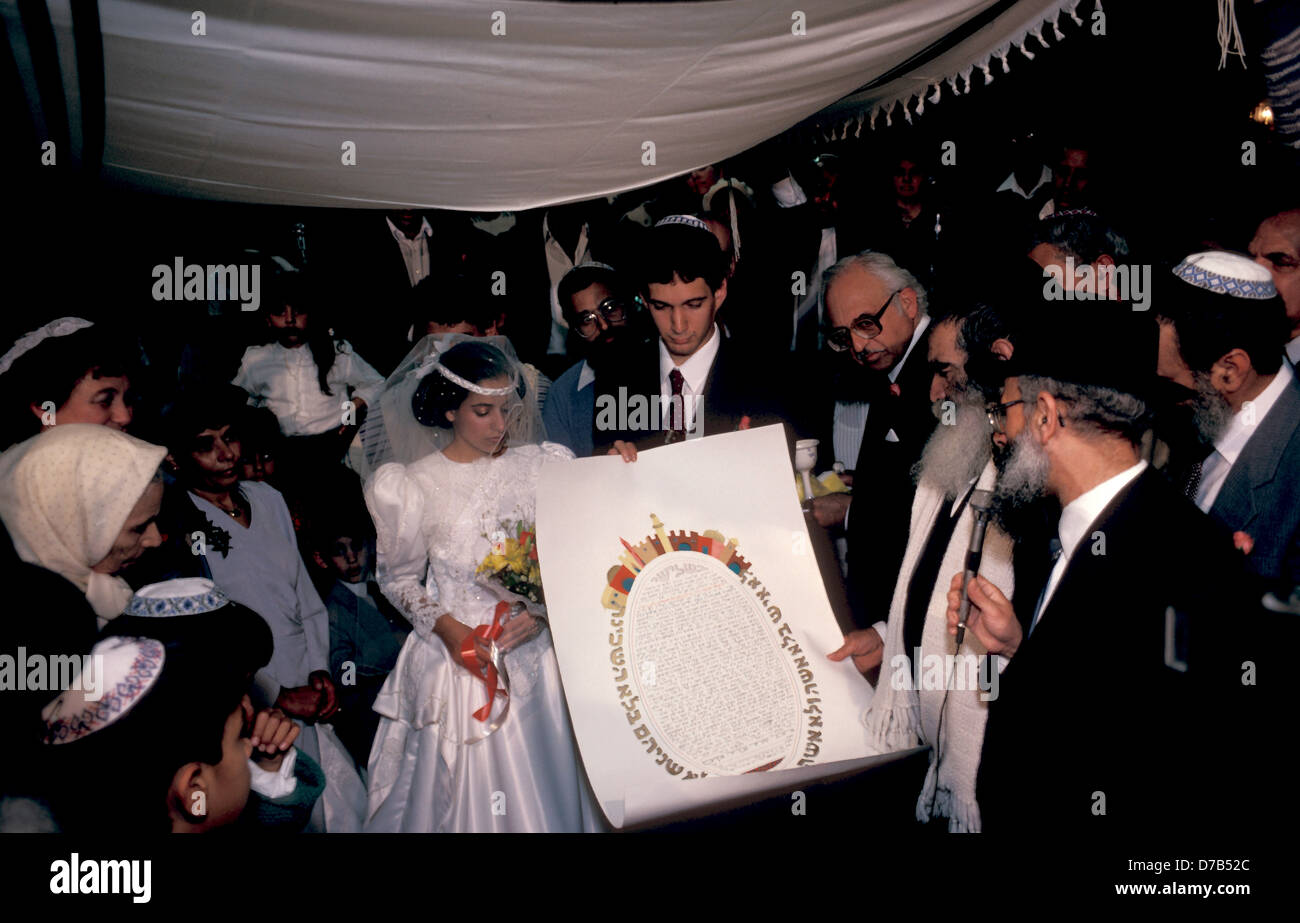 La lettura della Ketubah a un matrimonio ebraico Foto Stock