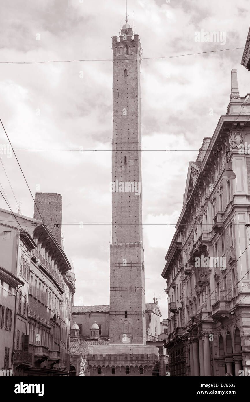 Le due Torri di Bologna, Italia in bianco e nero tonalità seppia Foto Stock