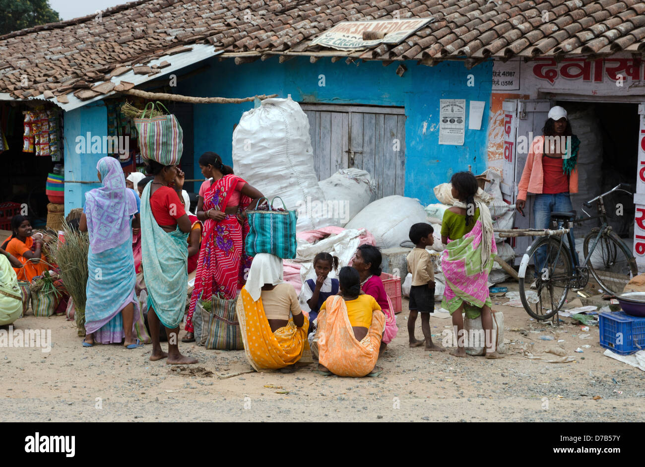 Le donne indiane,acquisto,negozi,in stallo,mercato,moka,village,Madhya Pradesh, India Foto Stock