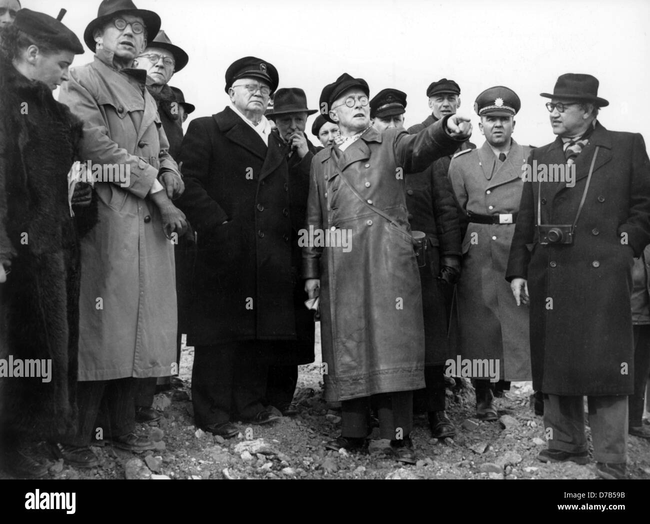 Successivamente alla celebrazione, un walkthroug avviene a 01.03.1952. Il primo ministro del Land Schleswig-Holstein Friedrich Wilhelm Lübke (mantello nero e sciarpa) si erge nel mezzo. A 18.04.1945 un bombardamento britannico ha distrutto la città Helgoland completamente. Dopo la Seconda guerra mondiale la popolazione è stata espulsa. La detonazione della base sottomarina al 18.04.1947 ha preso le parti del la ripida costa con esso. Pertanto 6.700 kg dynamite è stato licenziato. Ma il 'Red Rock' prolungato. Dopo di che, il British Airforce utilizzato Helgoland per la loro formazione di bombardamenti. In data 1 marzo 1952 alle ore 00.00 o'clock il ret Foto Stock