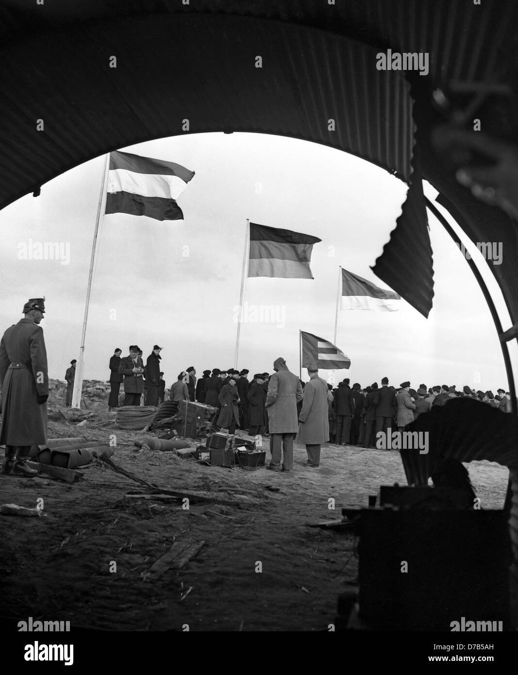 Solenne bandiera issata su Helgoland: le bandiere di Helgoland (r), la Repubblica federale di Germania (m), il Movimento europeo (sotto), e dello Schleswig-Holstein (l). L'isola di Helgoland è stato commesso torna in Germania dal governo del Regno Unito il 1 marzo 1952, dopo che essa è diventata un vietato, zona della morte e una bomba di perforazione del terreno della Air Force britannica dopo la bombardement nella seconda guerra mondiale e una pesante per sabbiatura. Foto Stock
