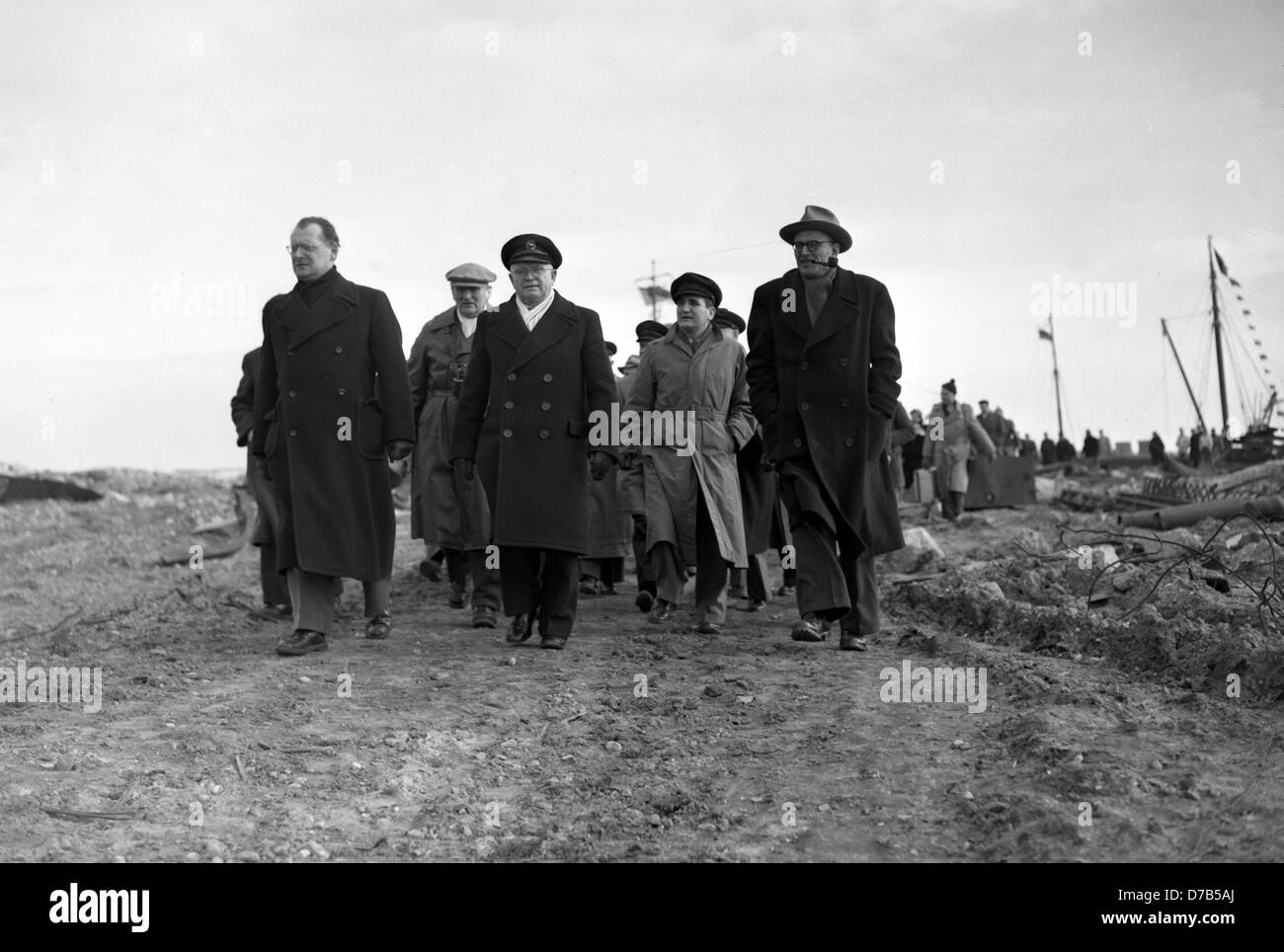 Giro dell'Isola Helgoland il 1 marzo 1952 per esaminare i danni del dopoguerra. Nella parte anteriore del primo ministro del Land Schleswig-Holstein Friedrich Wilhelm Lübke (m, mantello nero). In quel giorno l'isola di Helgoland è stato commesso di nuovo alla Germania da parte del governo britannico, dopo divenne un vietato, zona della morte e una bomba di perforazione del terreno della Air Force britannica dopo la bombardement nella seconda guerra mondiale e una pesante per sabbiatura. Foto Stock