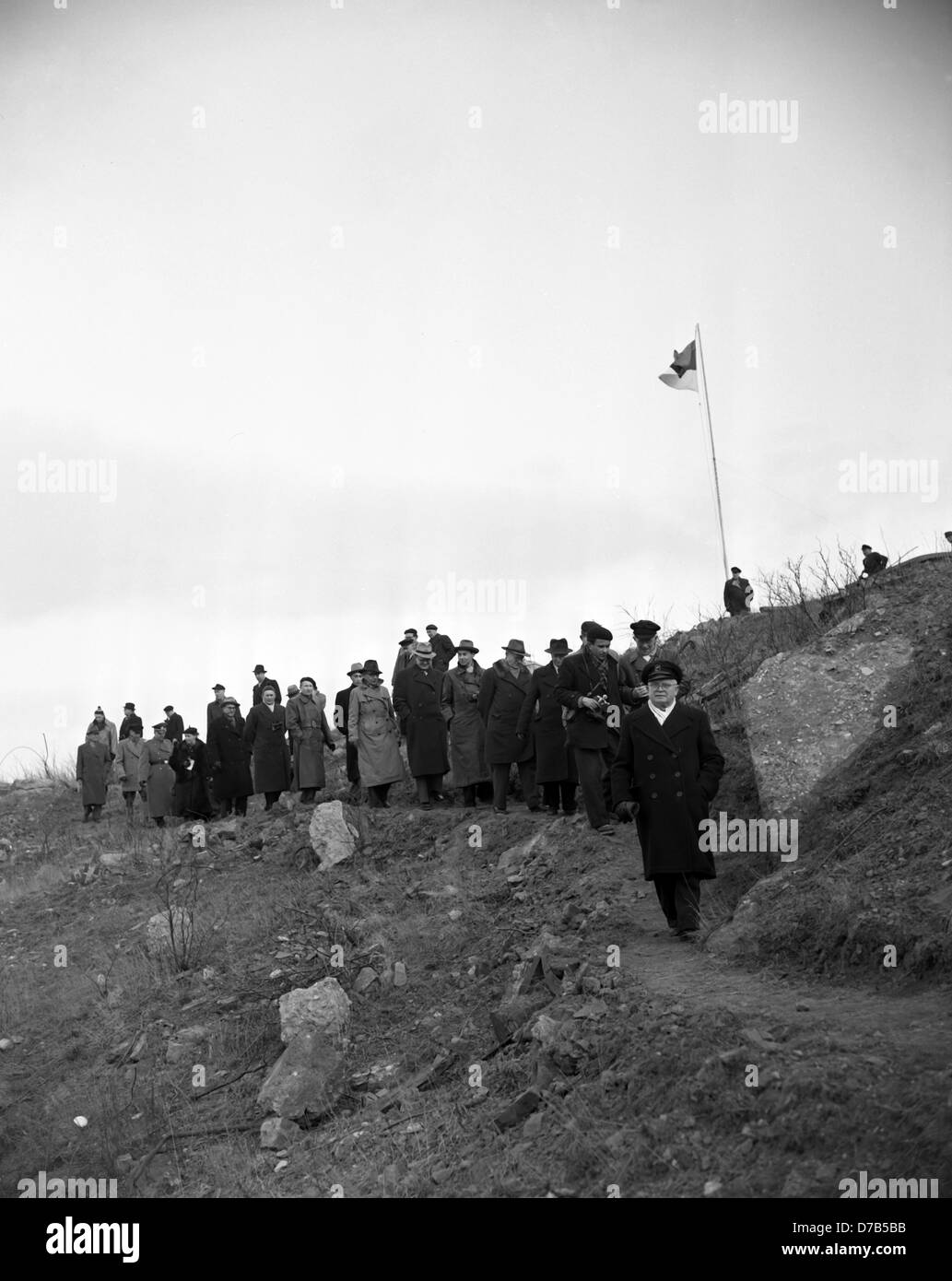 Inizio del giro dopo le cerimonie ufficiali con bandiera issata. Nella parte anteriore del primo ministro del Land Schleswig Holstein Friedrich Wilhelm Lübke (r) e sul retro la bandiera di Helgoland. L'isola di Helgoland è stato commesso torna in Germania dal governo del Regno Unito il 1 marzo 1952, dopo che essa è diventata un vietato, zona della morte e una bomba di perforazione del terreno della Air Force britannica dopo la bombardement nella seconda guerra mondiale e una pesante per sabbiatura. Foto Stock
