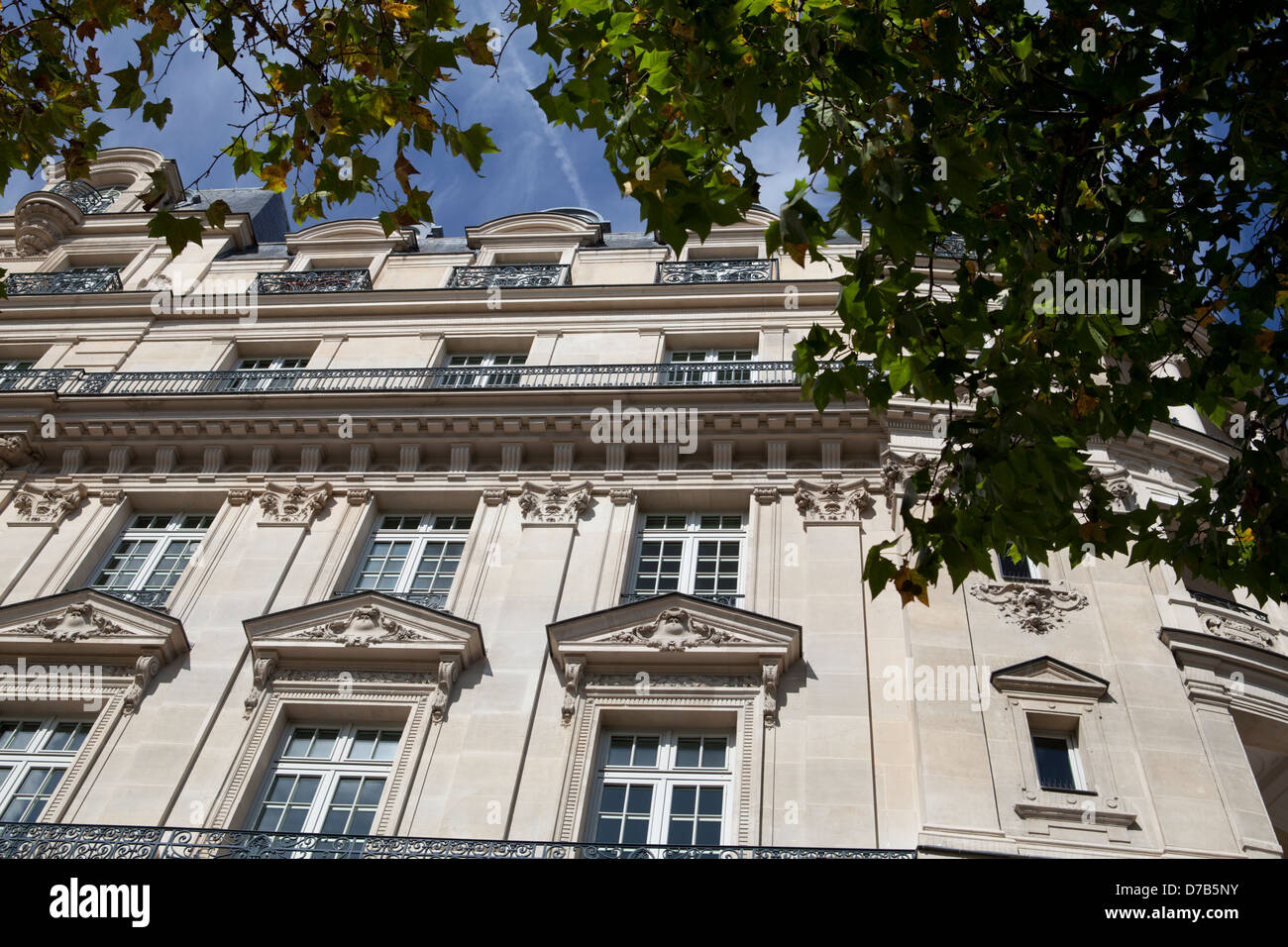 Dettaglio di un classico palazzo parigino a Champs Elysees, Francia Foto Stock