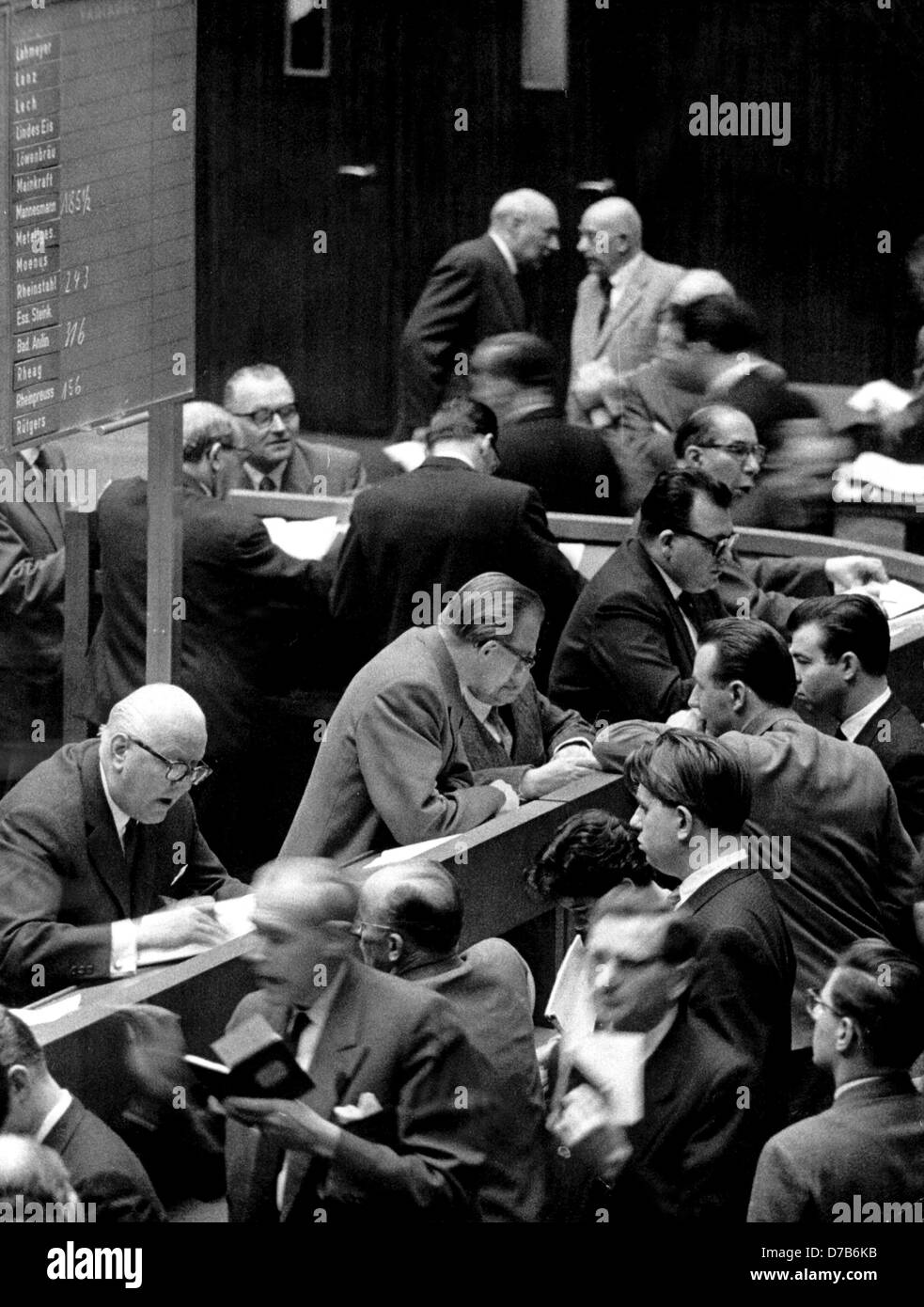 Vivace eventi a Francoforte il mercato azionario il 29 dicembre nel 1958, causato dalla svalutazione del franco francese. Foto Stock