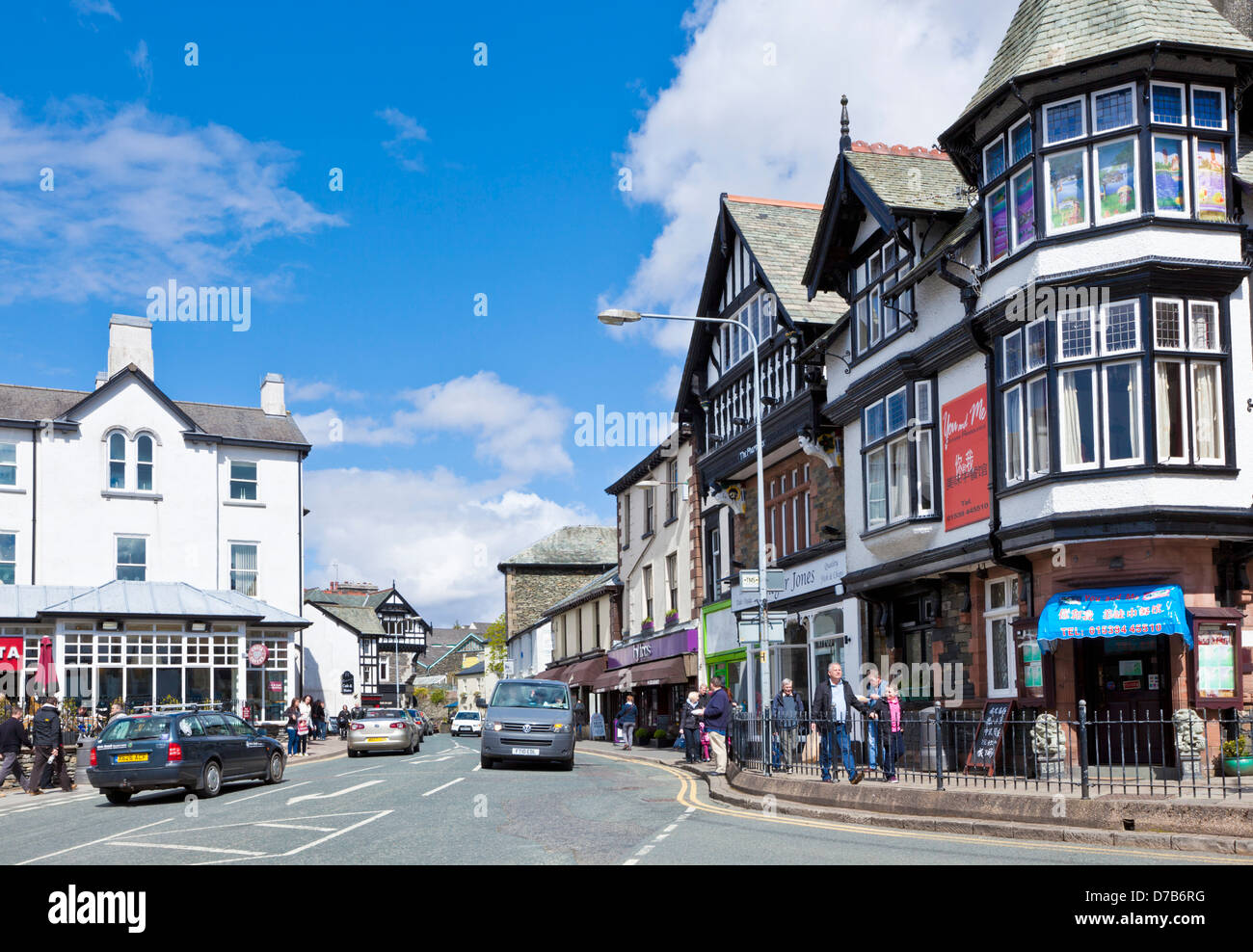 Auto guidando attraverso il centro di Bowness on Windermere Cumbria Lake District Inghilterra UK GB EU Europe Foto Stock