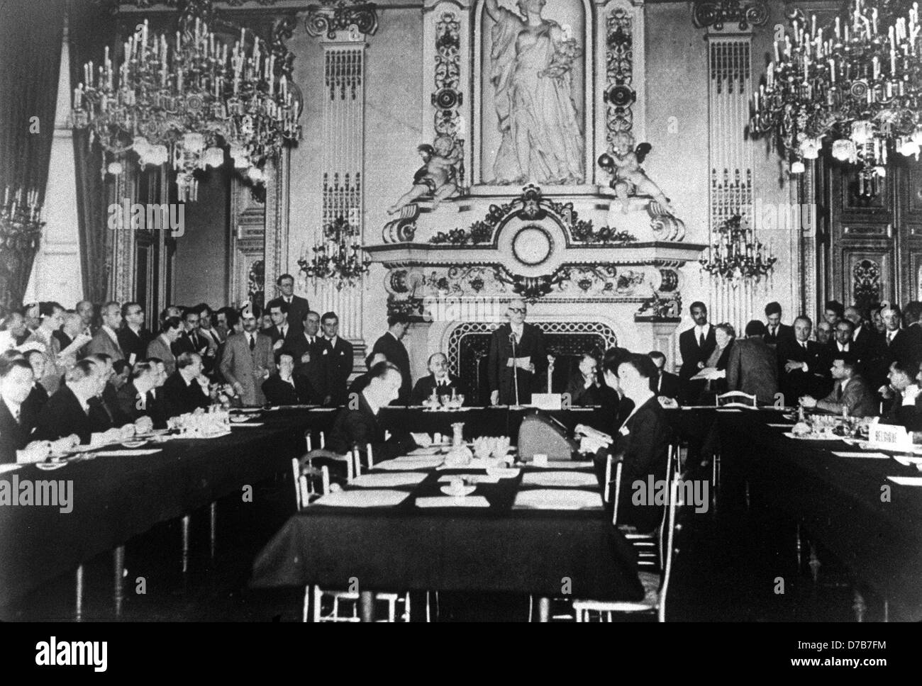 Il Ministro degli esteri francese Robert Schuman annuncia il progetto di fondare la Comunità europea del carbone e dell' acciaio (CECA) davanti all'assemblea nazionale presso il ministero degli affari esteri al Quai d'Orsay a Parigi, Francia, 9 maggio 1950. L'obiettivo della CECA è stato quello di creare un' agenzia per supervisionare il tedesco e il francese produzione di carbone e acciaio e invitare altri paesi a partecipare. Il cosiddetto "Schuman piano " è stato firmato il 18 aprile 1951 a Parigi ed entrato in vigore il 23 luglio 1952 per una durata di 50 anni. Foto Stock