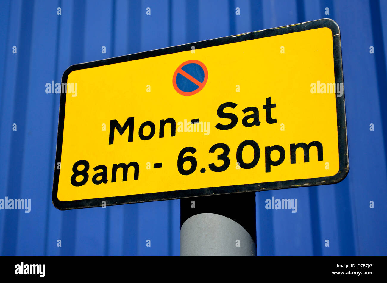 Il traffico britannico segno: nessun arresto / parcheggio - da Lun a Sab dalle 8 alle 18.30 Foto Stock