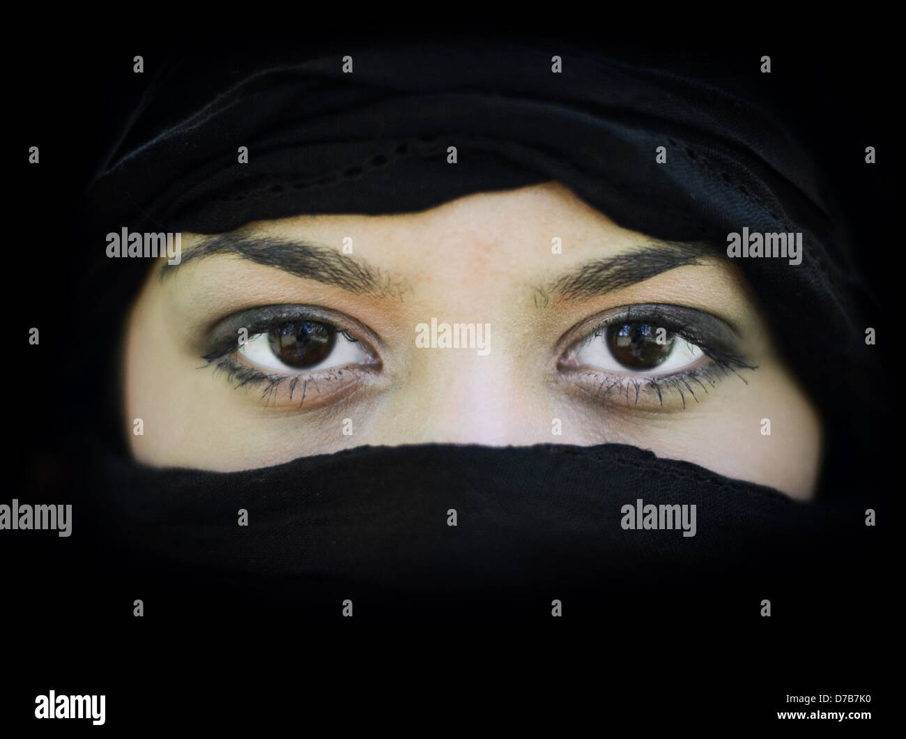 Ritratto di bella donna araba indossa foulard nero Foto Stock
