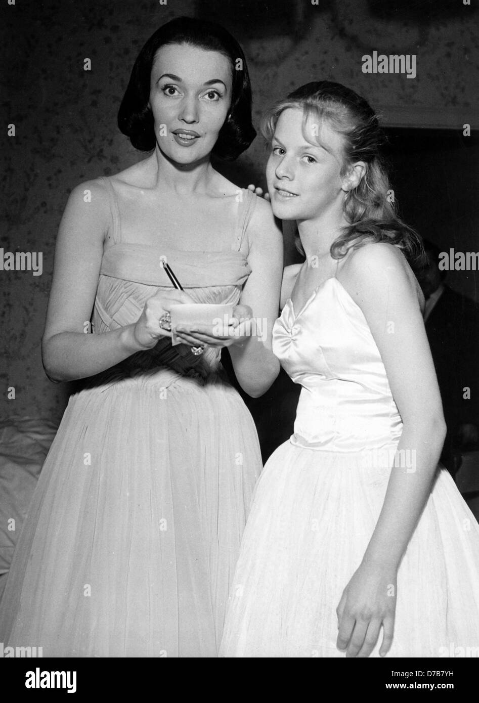 La ballerina Ludmilla Tscherina (l) con i futuri talenti Heidi Brühl (r). Quattordici anni di Heidi è avere lezioni di balletto e già nel 12 ° ha avuto il suo primo film e TV premiere. Foto Stock