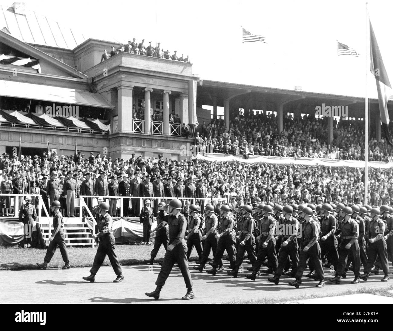La separazione di comandante in capo delle forze armate della NATO generale Dwight D. Eisenhower (r, a scale) dice addio alle truppe statunitensi di stanza in Germania durante una parata a Francoforte il 30 di Aprile di 1952. Eisenhower era presidente americano dal 1953 al 1961. Foto Stock