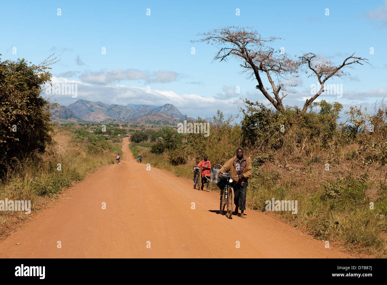 Strada polverosa di Gurue, Mozambico Foto Stock