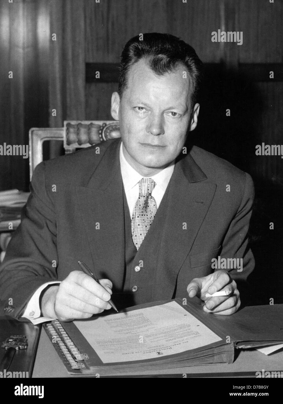 Che disciplinano il sindaco di Berlino Willy Brandt nel suo ufficio presso il municipio di Schoeneberg in ottobre 1957. Foto Stock