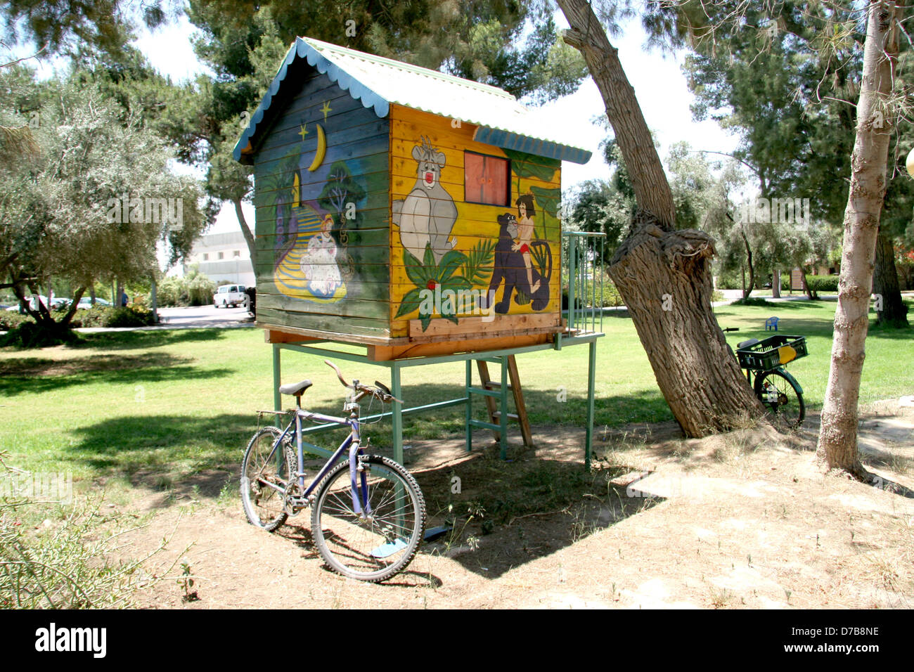 Bambini in cabina kibbutz hatzerim, nord del Negev Foto Stock