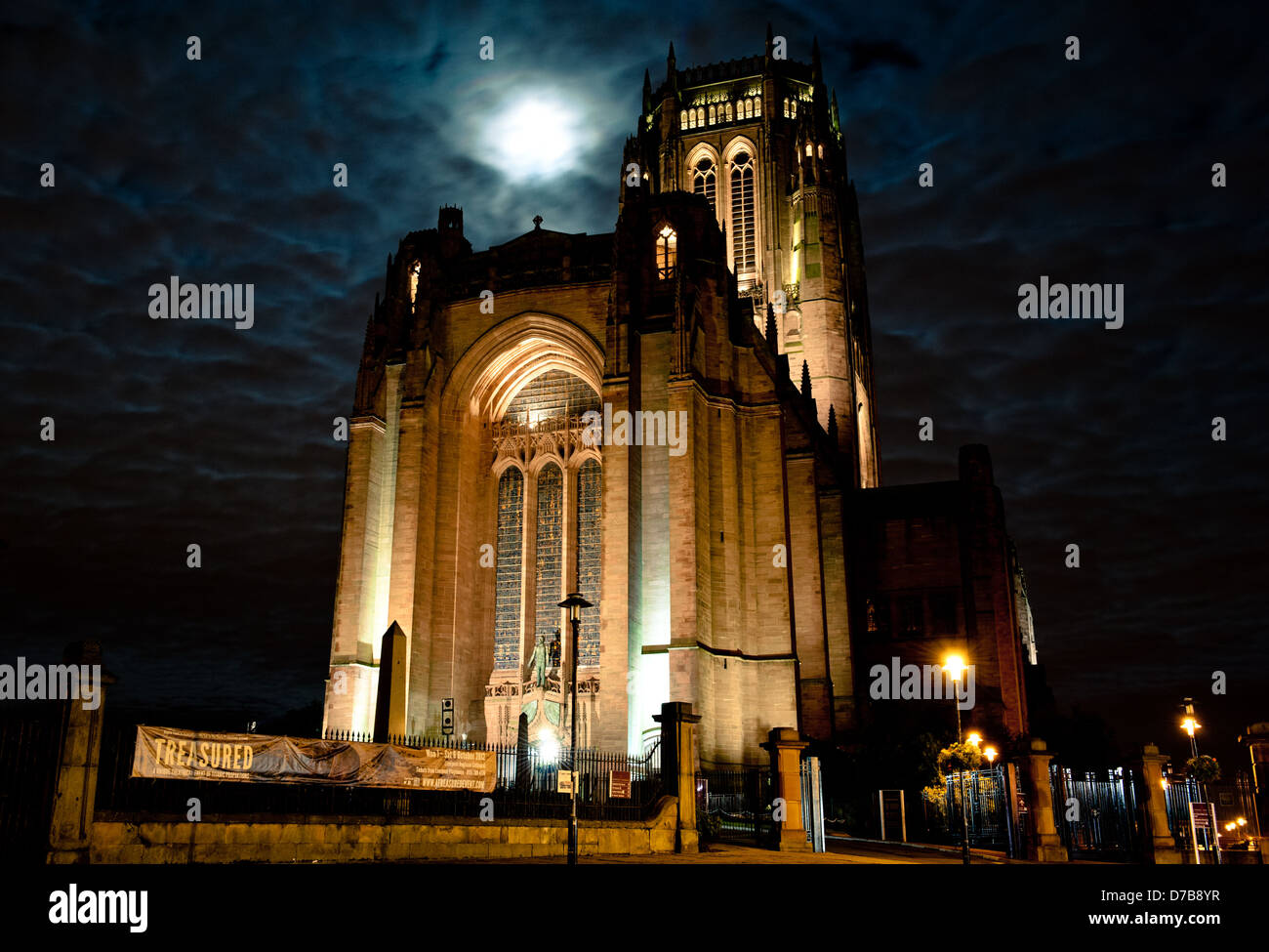 Liverpool Cattedrale Anglicana di notte con la luna piena, Regno Unito. Foto Stock