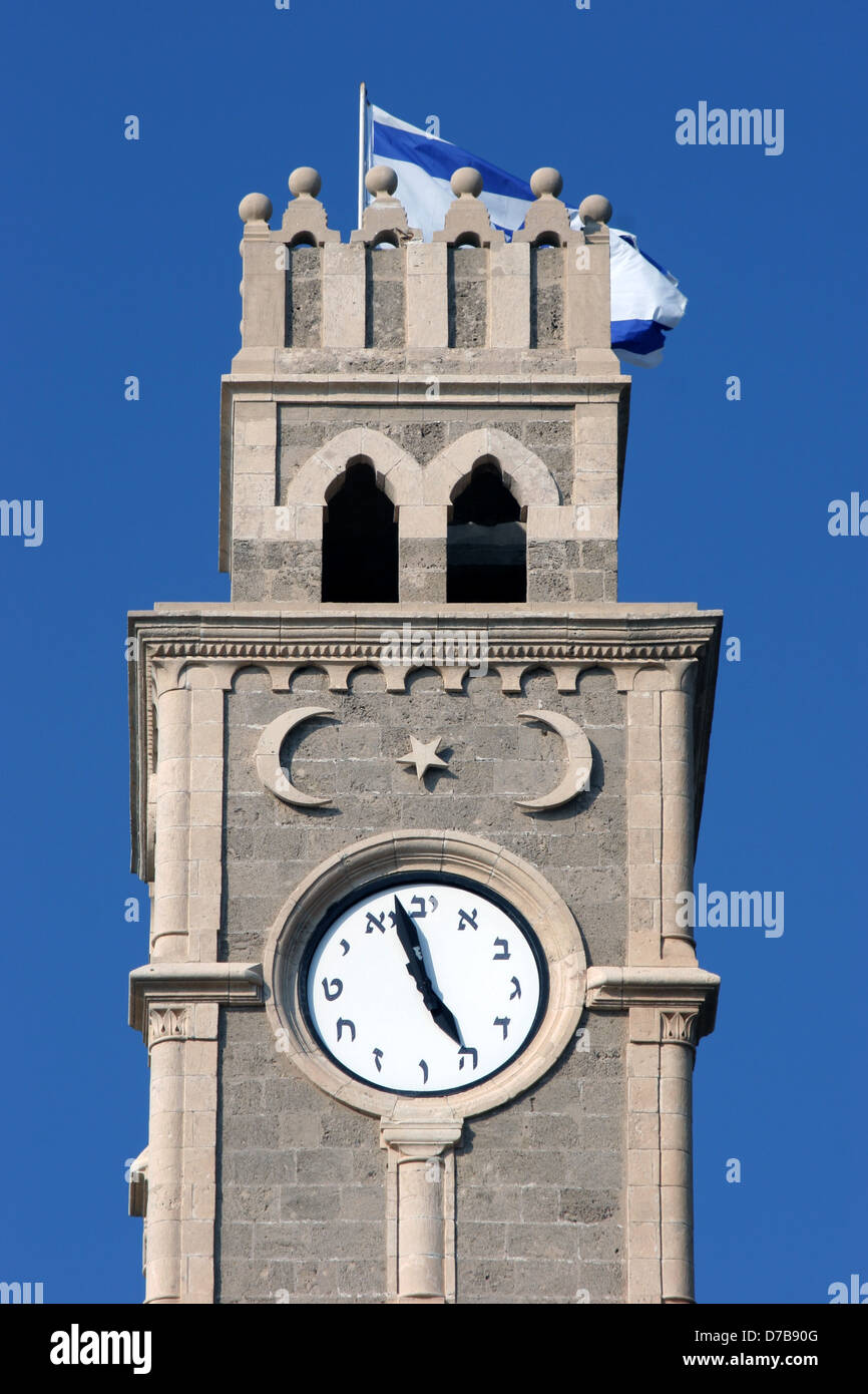 Città orologio con lettere ebraiche per contrassegnare le ore nel centro di acro Foto Stock