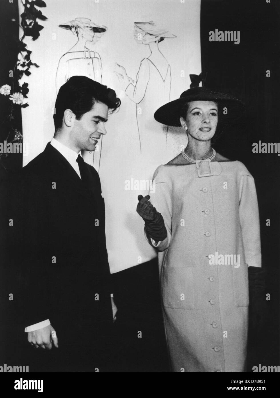 Studente di design da Amburgo Karl Lagerfeld, a soli sedici anni venti-uno di seguito altre fonti), con un modello di presentazione di un cocktail di rivestimento. Lagerfeld ha vinto il concorso internazionale del Segretariato Woll nella sezione di cappotti in 1954. Foto Stock