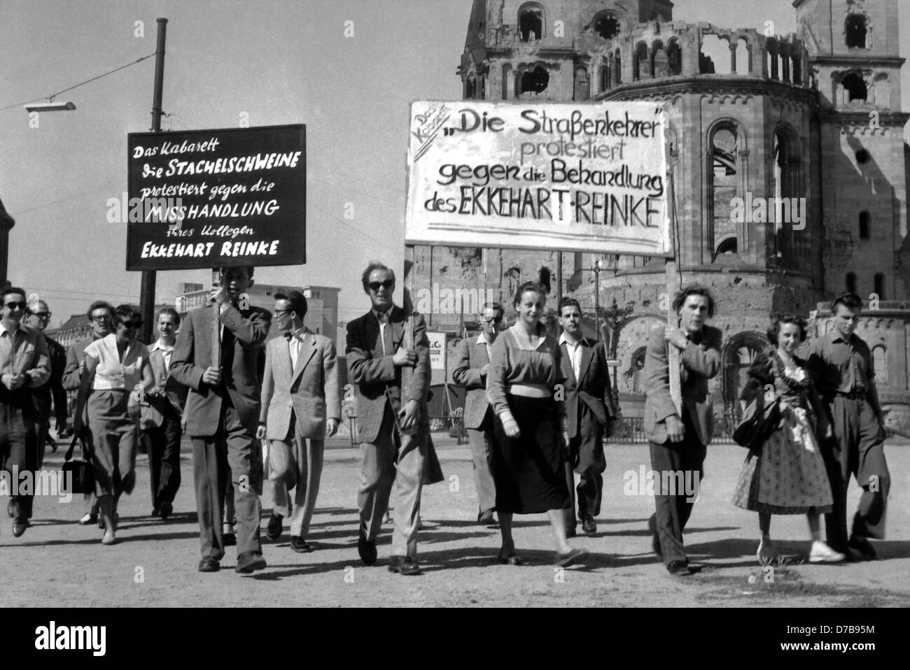 L'ensemble di gruppi di cabaret 'Die Stachelschweine' e 'Die Straßenkehrer' demosntrate davanti alla Chiesa del Memoriale di Berlino contro l abuso della loro collega Ekkehart Reinke nel 1953, che erano stati picchiati dalla polizia in seguito la sua dichiarazione. Foto Stock