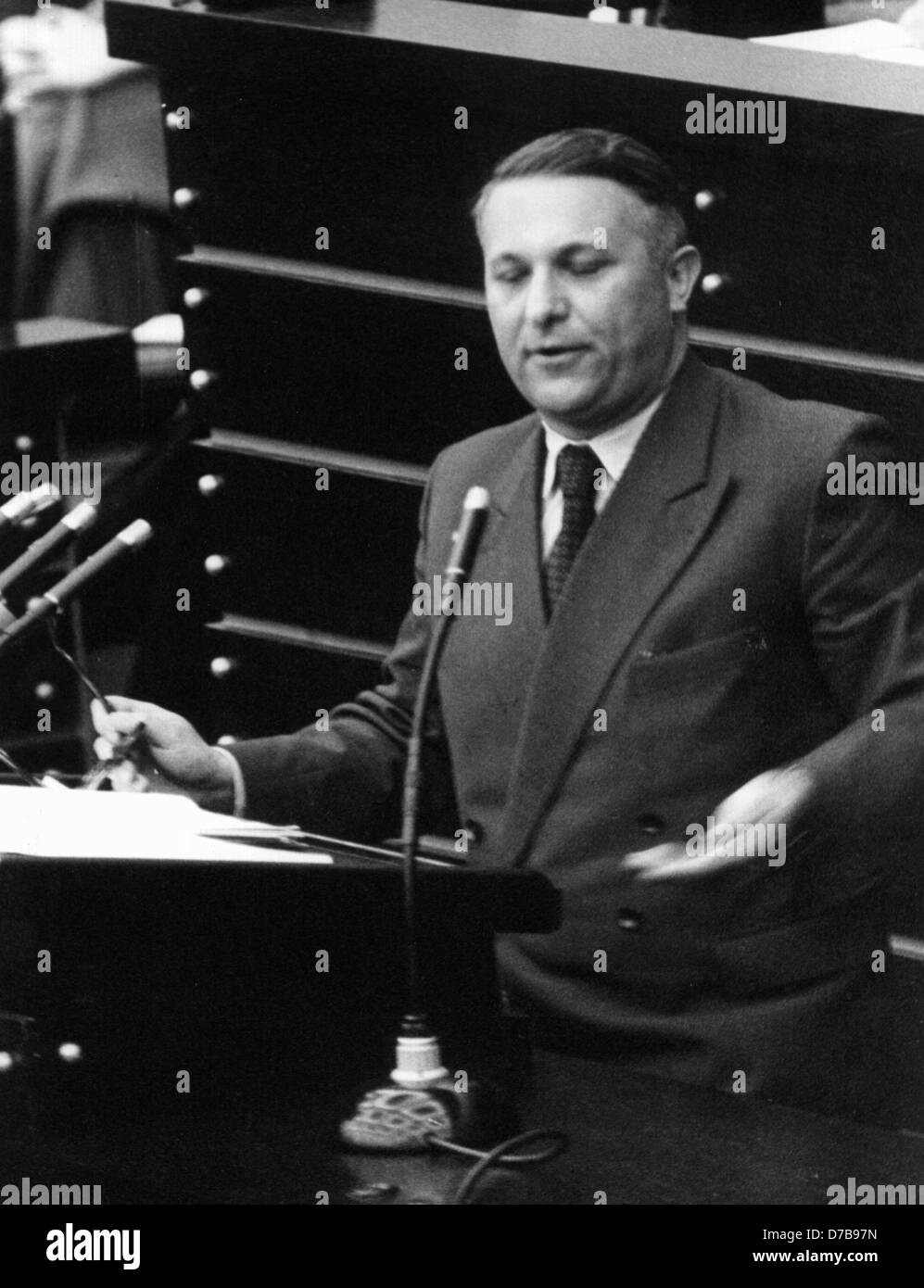 Delegato della CDU Peter Nellen dà un gran-notato discorso circa il paragrafo di obiezione di coscienza durante la discussione circa la coscrizione legge. Il Bundestag aveva superato la legge il 7 Luglio nel 1956 dopo sedici ore di dibattito. Foto Stock
