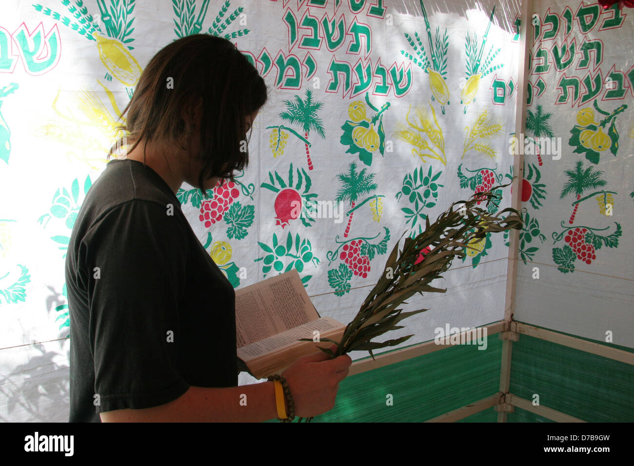 Ragazza pregando in una sukkah nella Festa dei Tabernacoli Foto Stock