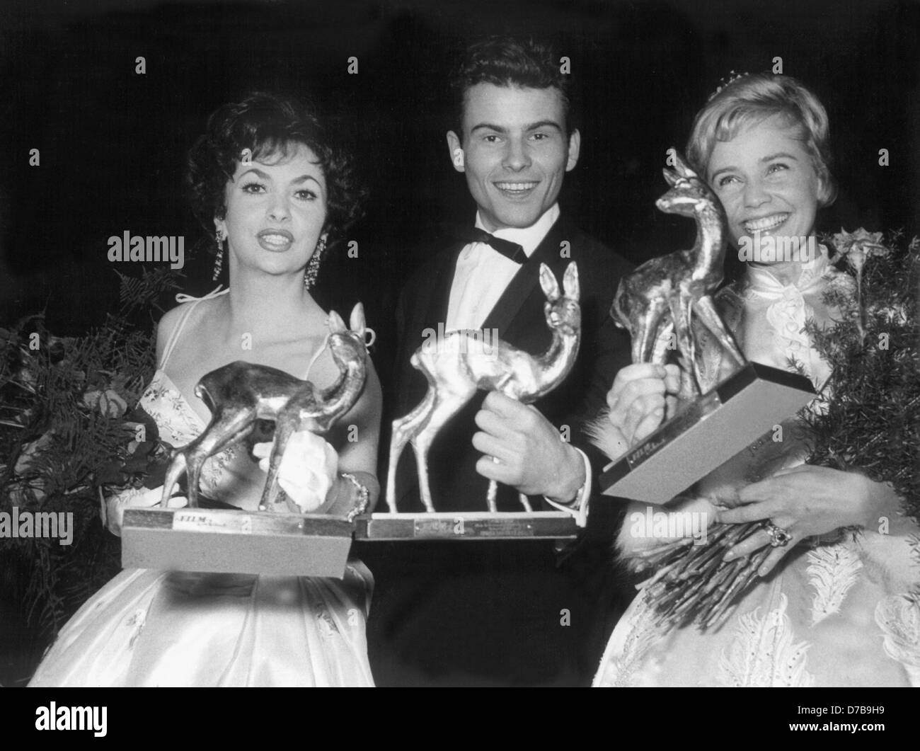 Bambi Awardees di 1958 (l-r) Gina Lollobrogida, Horst 'Hotte' Buchholz e Maria Schell. Buchholz è uno dei pochi attori tedeschi che hanno ricevuto riconoscimento internazionale. Foto Stock