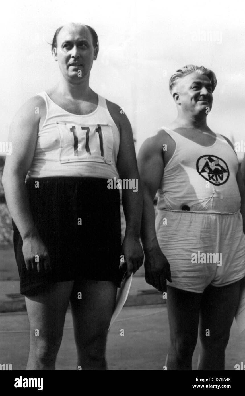 Tubi espulsori martello Karl Storch (l) e Karl Wolf (r) durante i campionati tedeschi di atletica leggera 1952 a Berlino. Foto Stock