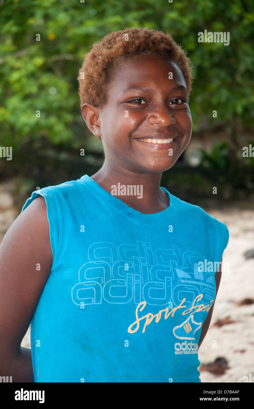 Giovane donna a un villaggio rurale sulla costa est della Nuova Irlanda, Papua Nuova Guinea Foto Stock