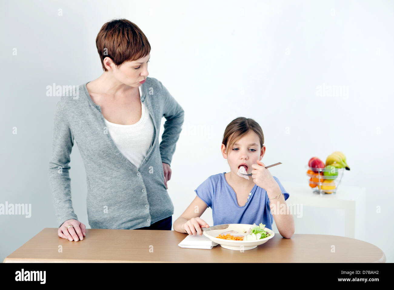 Bambino di mangiare un pasto Foto Stock