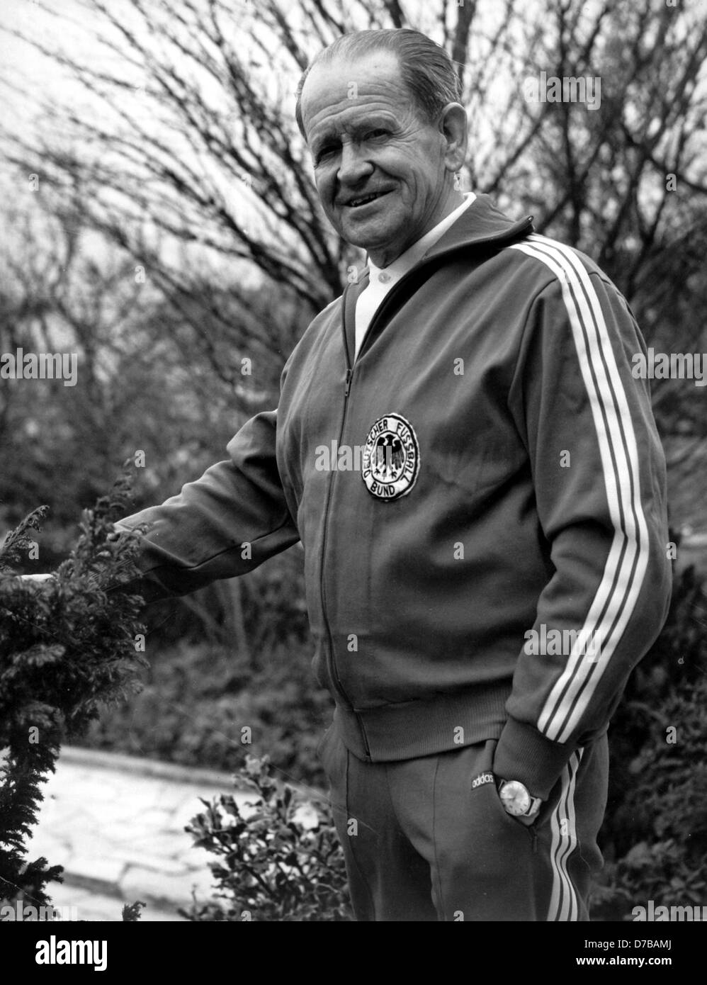 Sepp Herberger, ex allenatore del team nazionale tedesco, fotografata nel suo giardino in Hohensachsen sul ventesimo di marzo nel 1972 poco prima del suo settantacinquesimo compleanno. Foto Stock