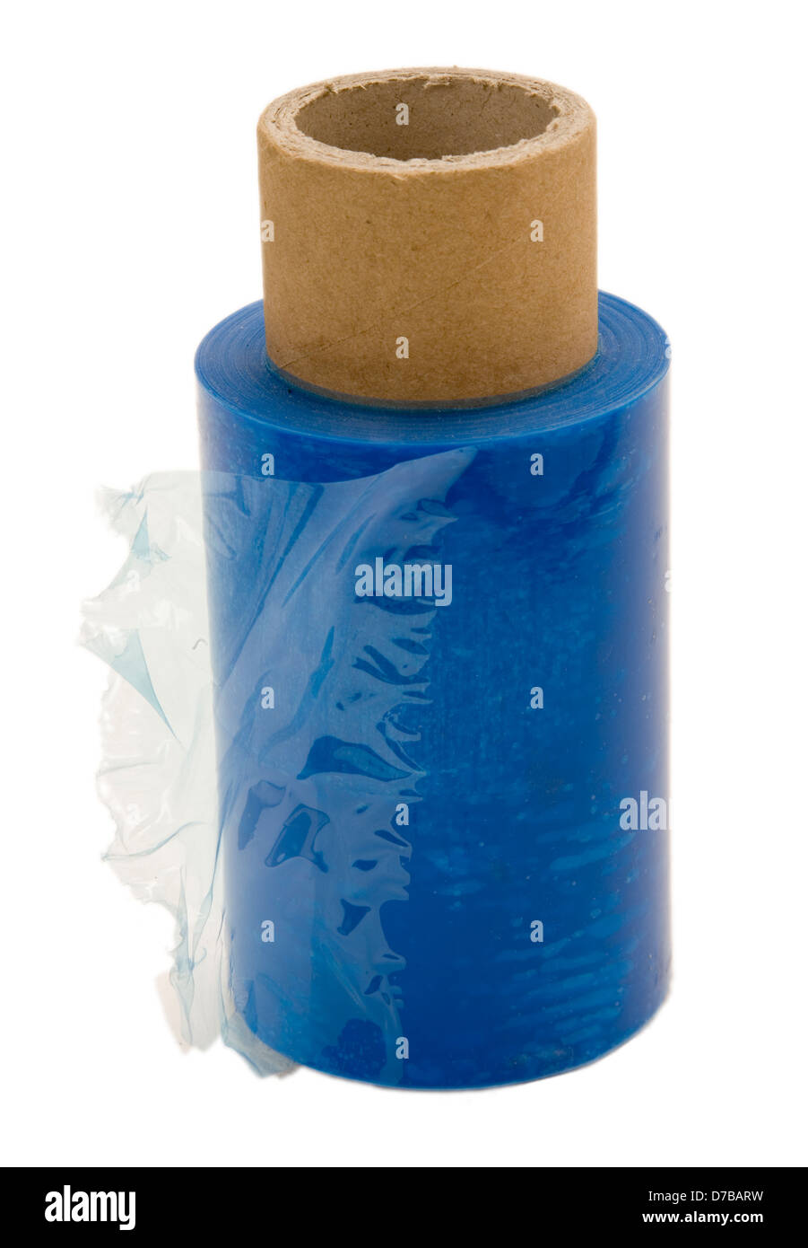 Una bobina consumata per metà di blu in nylon trasparente wrap, isolati su sfondo bianco. Foto Stock