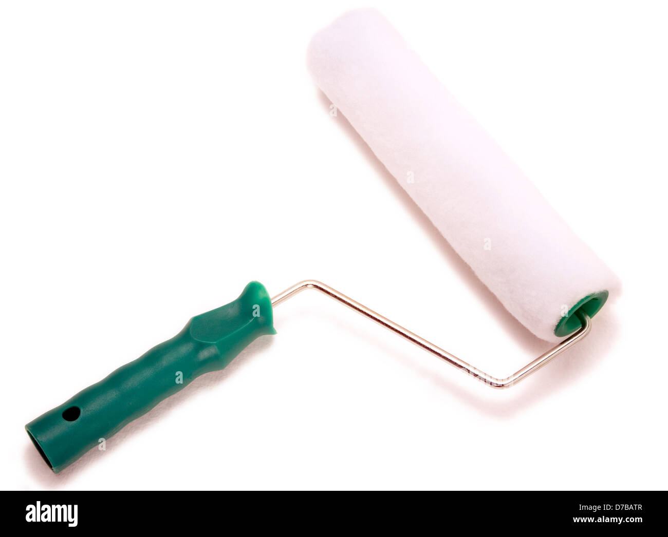 Un rullo di vernice con una maniglia verde isolato su sfondo bianco. Foto Stock