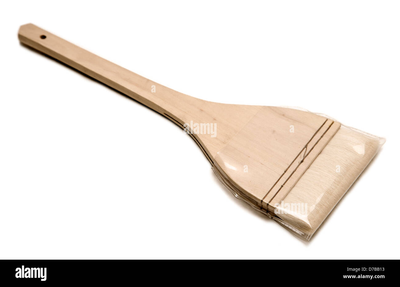 Nuovo pennello, ancora nel suo involucro di plastica, isolato su sfondo bianco. Foto Stock