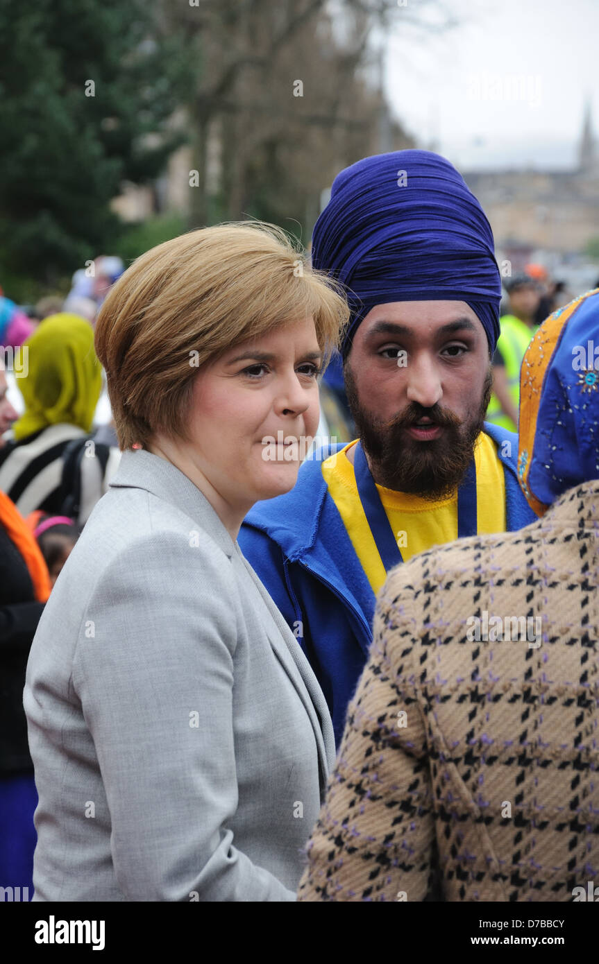 Nicola lo storione il vice primo ministro di Scozia si unisce i sikh nella celebrazione del loro spostamento a un nuovo Gurdwara in Pollokshields, Glasgow, Scozia Foto Stock