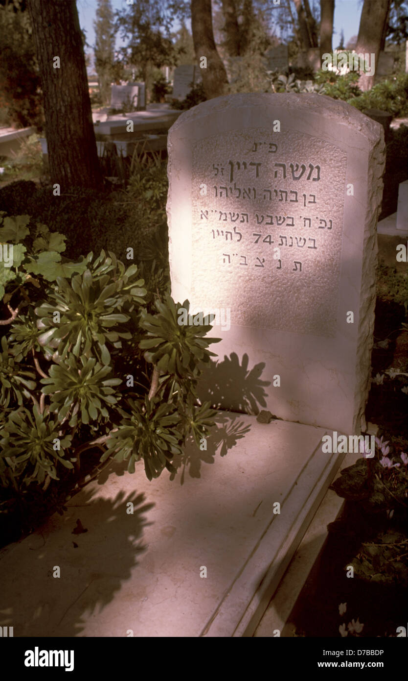 Oggetto contrassegnato per la rimozione definitiva di Moshe Dayan presso il cimitero di nahalal Foto Stock