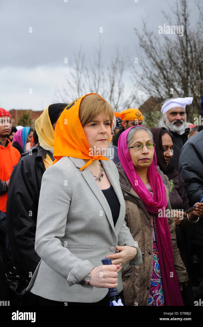 Nicola lo storione il vice primo ministro di Scozia si unisce i sikh nella celebrazione del loro spostamento a un nuovo Gurdwara in Pollokshields, Glasgow, Scozia Foto Stock