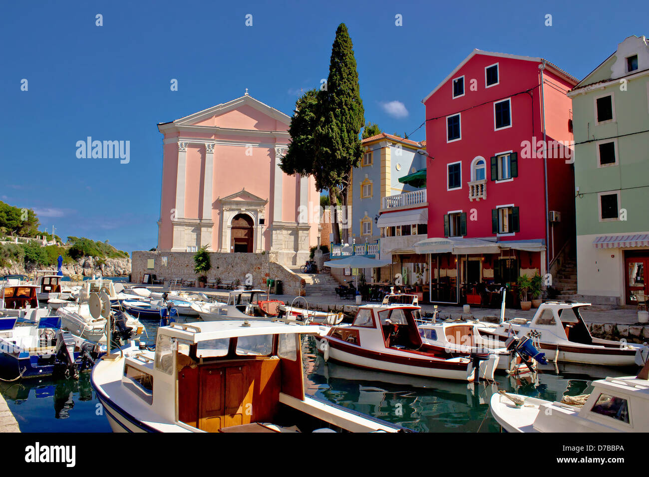Porto di Veli Losinj e colorata architettura, Isola di Mali Losinj, Dalmazia, Croazia Foto Stock