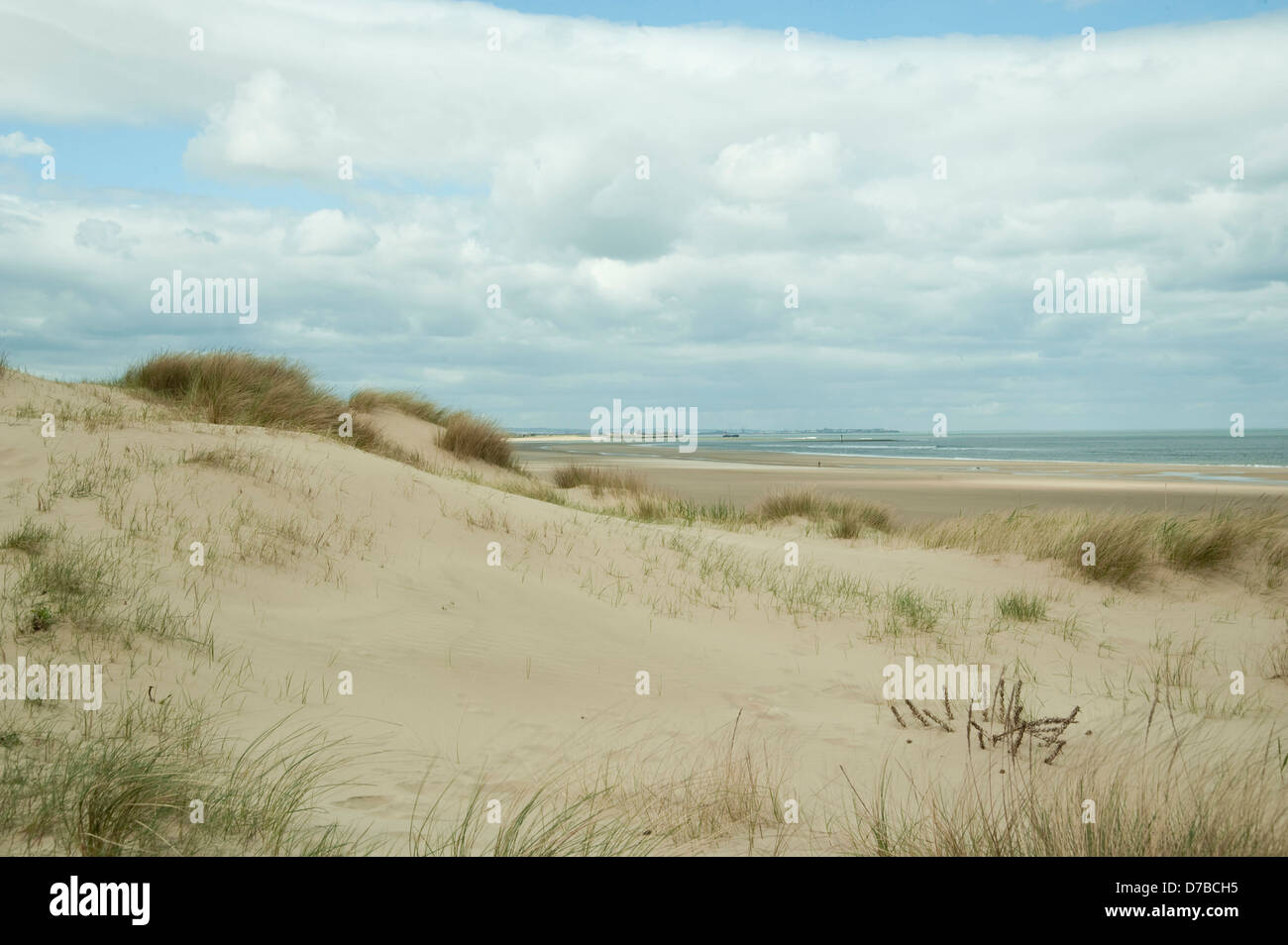 Vista di seaton carew forma redcar dune con cielo molto nuvoloso Foto Stock