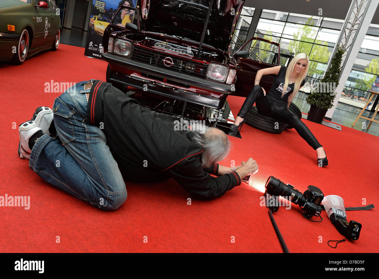 Modello Kathi Beck pone accanto a un 'sintonizzato' Opel Kadett C Coupe durante un press tour di Tuning World Bodensee a Friedrichshafen, Germania, 03 maggio 2013. L'auto tuning fiera Tuning World Bodensee è aperto dal 09 fino al 12 maggio 2013. Foto: FELIX KAESTLE Foto Stock