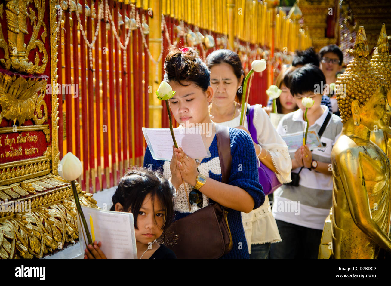 PHRATHAT Doi Suthep Temple, Chang Mai, Tailandia - 2 gennaio 2013: pellegrini visitano il tempio Doi Suthep nel nord della Thailandia. Foto Stock