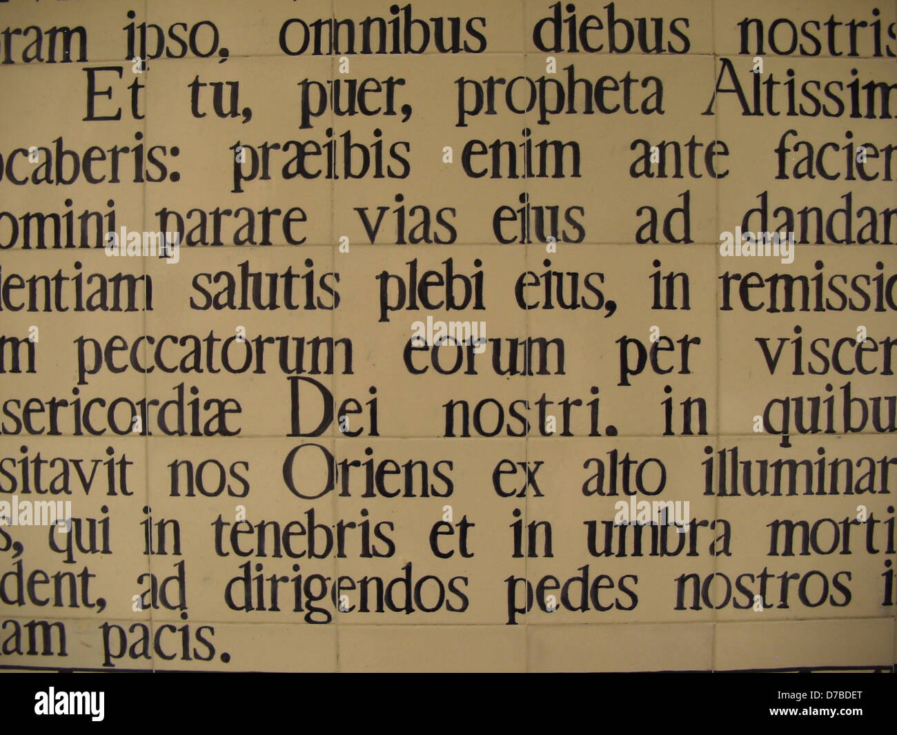 Il versetto da Lucas in latino a san Giovanni Battista in en kerem Foto Stock