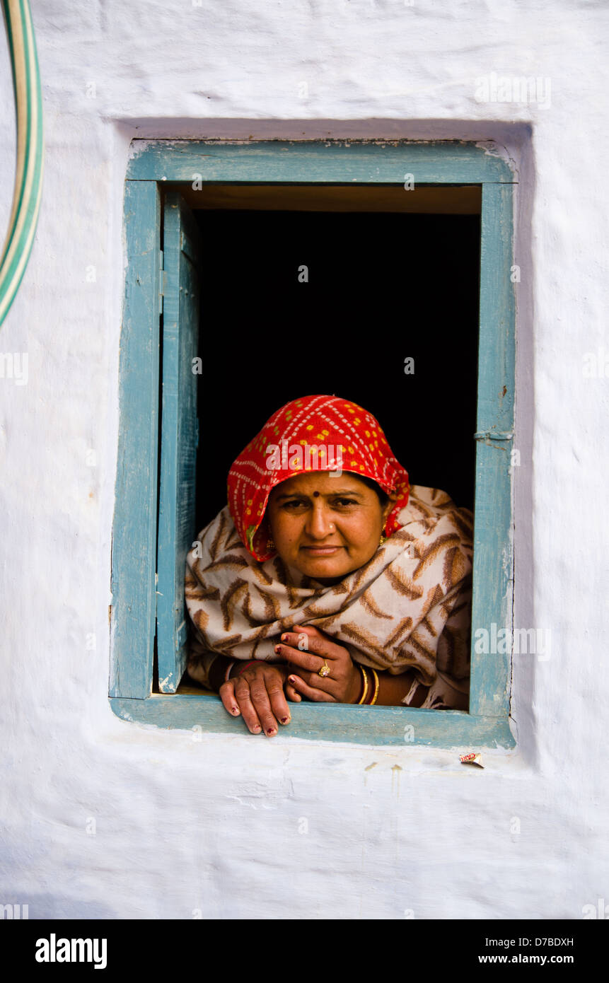 JAISALMER, Rajasthan, India - 9 gennaio: donna guarda al di fuori della sua finestra il 9 gennaio 2013 in Jaisalmer. Foto Stock