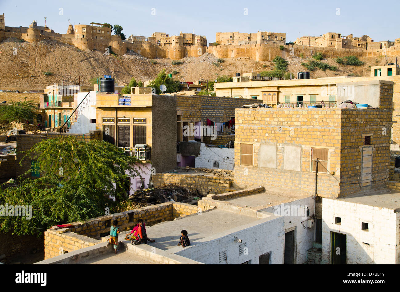 JAISALMER, Rajasthan, India - 9 gennaio: tetti e le mura della città, il 9 gennaio 2013 in Jaisalmer. Foto Stock