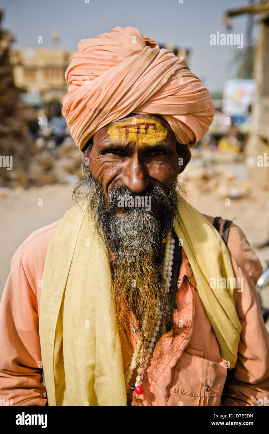JAISALMER, Rajasthan, India - 13 gennaio: Baba al di fuori le mura della città il 13 gennaio 2013 in Jaisalmer. Foto Stock