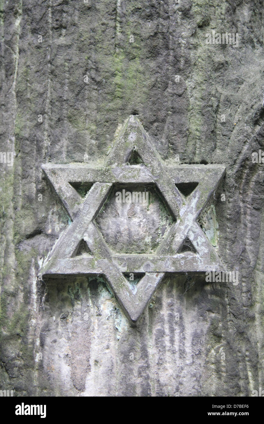 Magen David (scudo di David) simbolico segno su una lapide al cimitero ebraico di Varsavia, Polonia Foto Stock