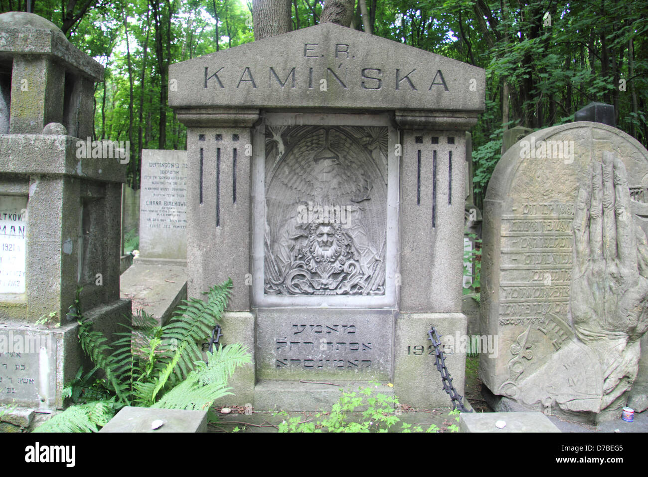 Oggetto contrassegnato per la rimozione definitiva di estere Rachel Kaminska a Okopowa Street Cimitero Ebraico a Varsavia, Polonia Foto Stock