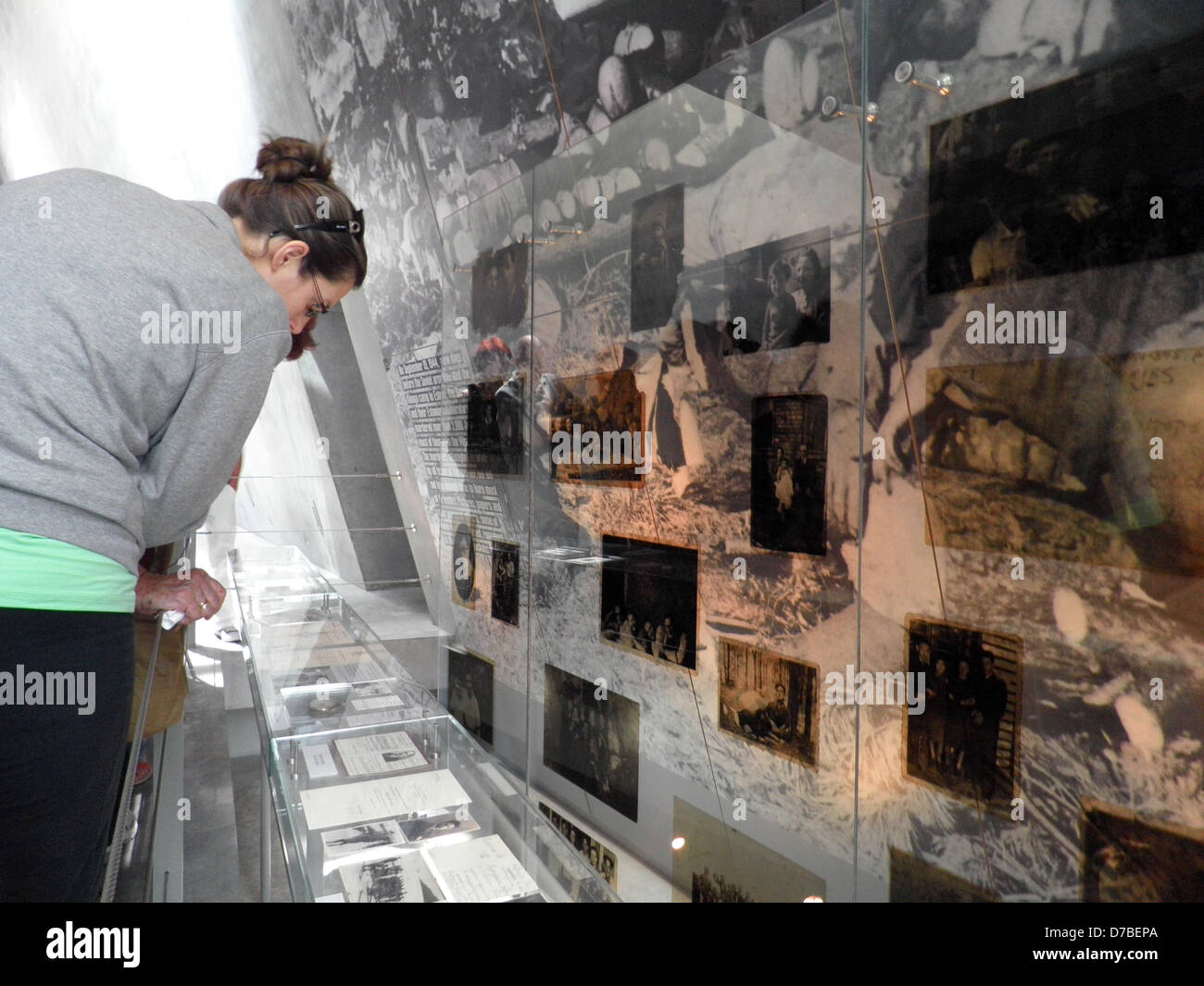 Visitando il Museo di Storia dell'Olocausto a Yad Vashem a Gerusalemme Foto Stock