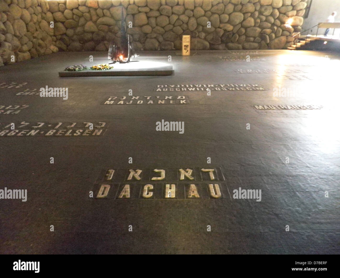 La fiamma eterna presso la Sala del ricordo a Yad Vashem - Museo di Storia dell'Olocausto a Gerusalemme Foto Stock