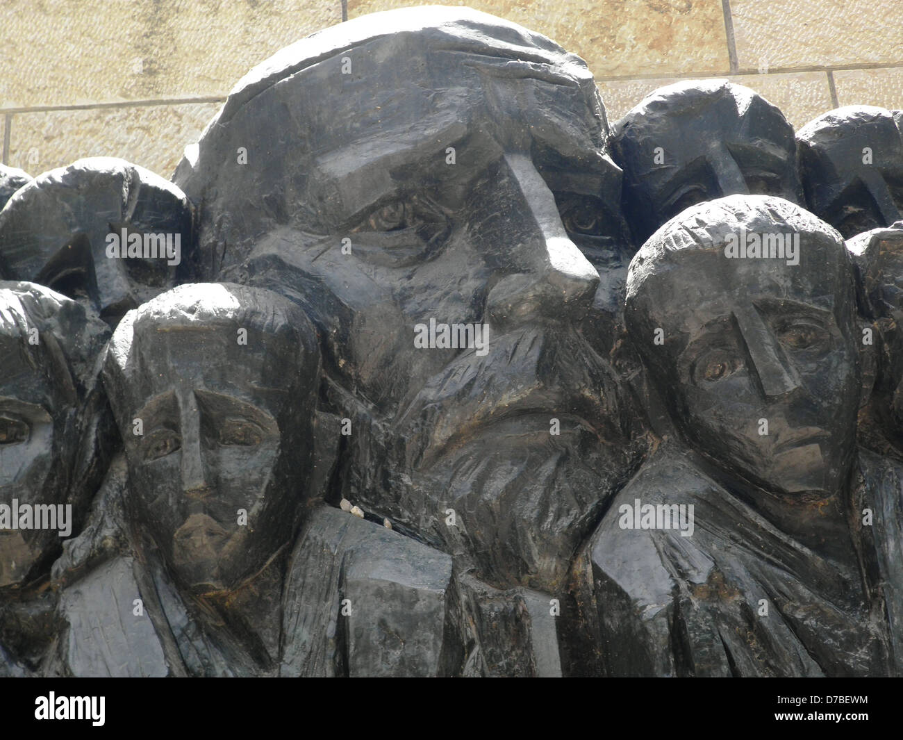 Statua di Yanush Korzack e i suoi bambini a Yad Vashem - Museo di Storia dell'Olocausto a Gerusalemme Foto Stock