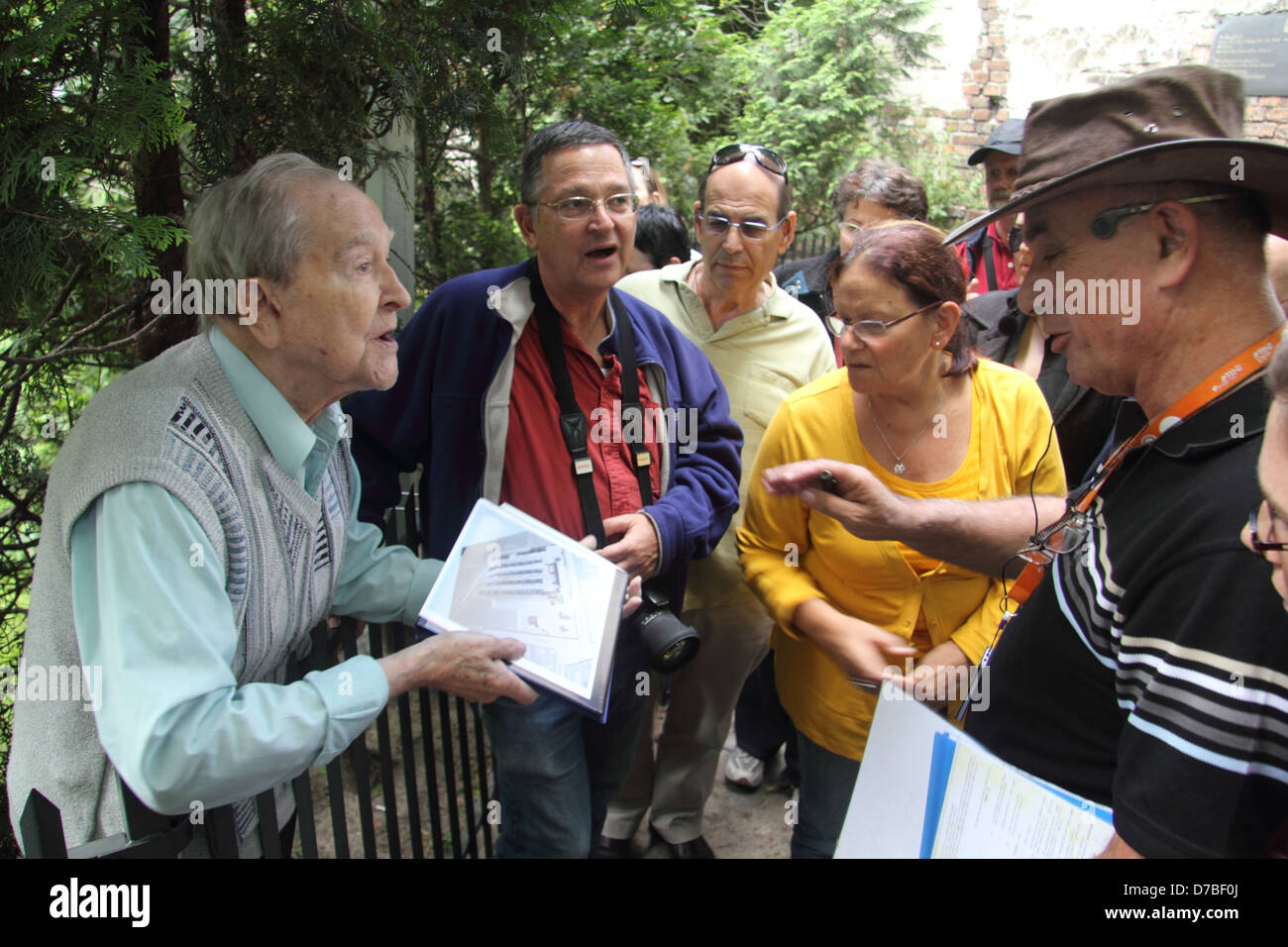 Gli israeliani incontro un vecchio polacco residente vicino di Varsavia Ghetto ebraico Foto Stock